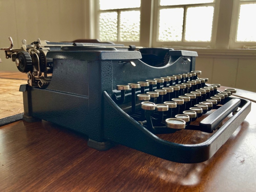 Antique Royal Blue Portable Typewrier ***** Full working order *****