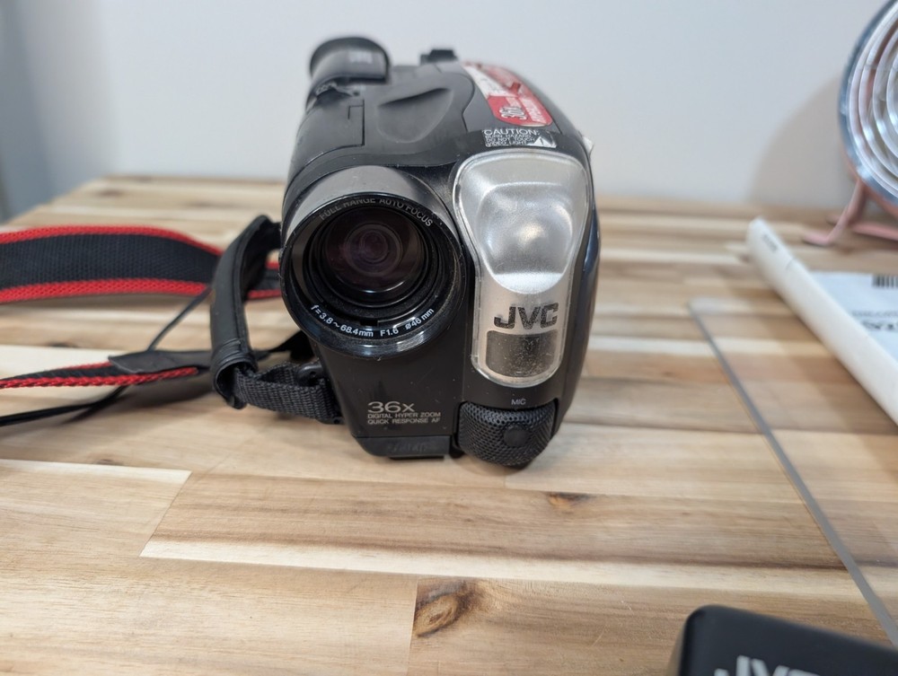 JVC GR-AX920 Compact VHS-C Camcorder with AC Power Adapter Remote Guide