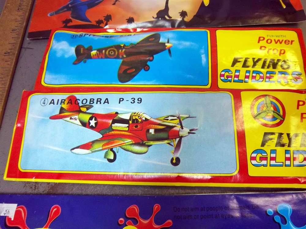 4 different FLYING GLIDERS kits, new in packages, DINOSAURS, Fighters, generic