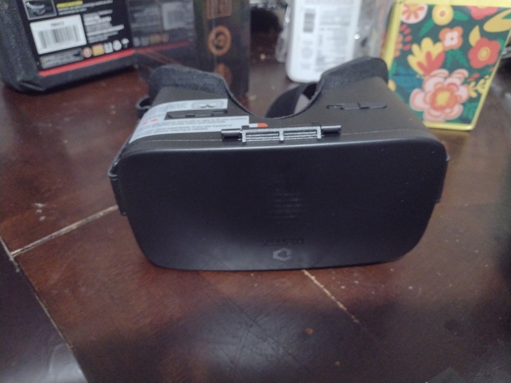 DESTEK V5 VR Headset with Bluetooth Controller