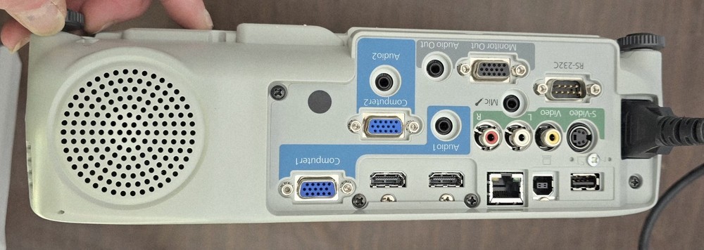 EPSON PowerLite 98H H687A LCD Projector