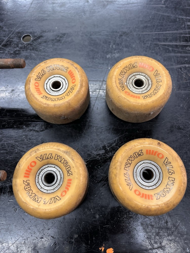 SKATEBOARD THUNDER TRUCKS AND WHEELS