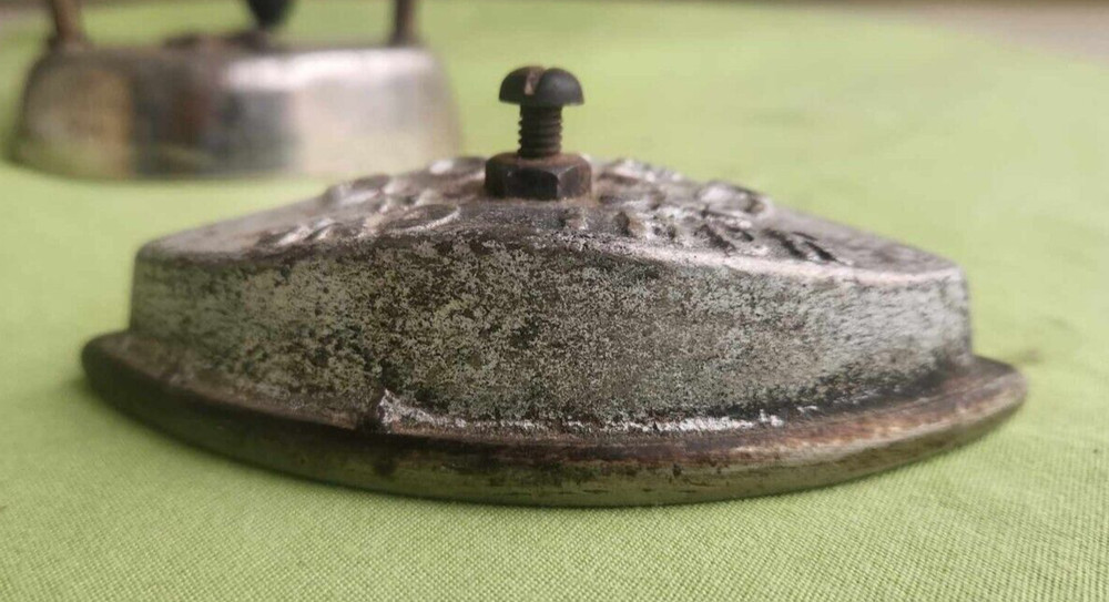 Small Dover Sad Iron. No. 822