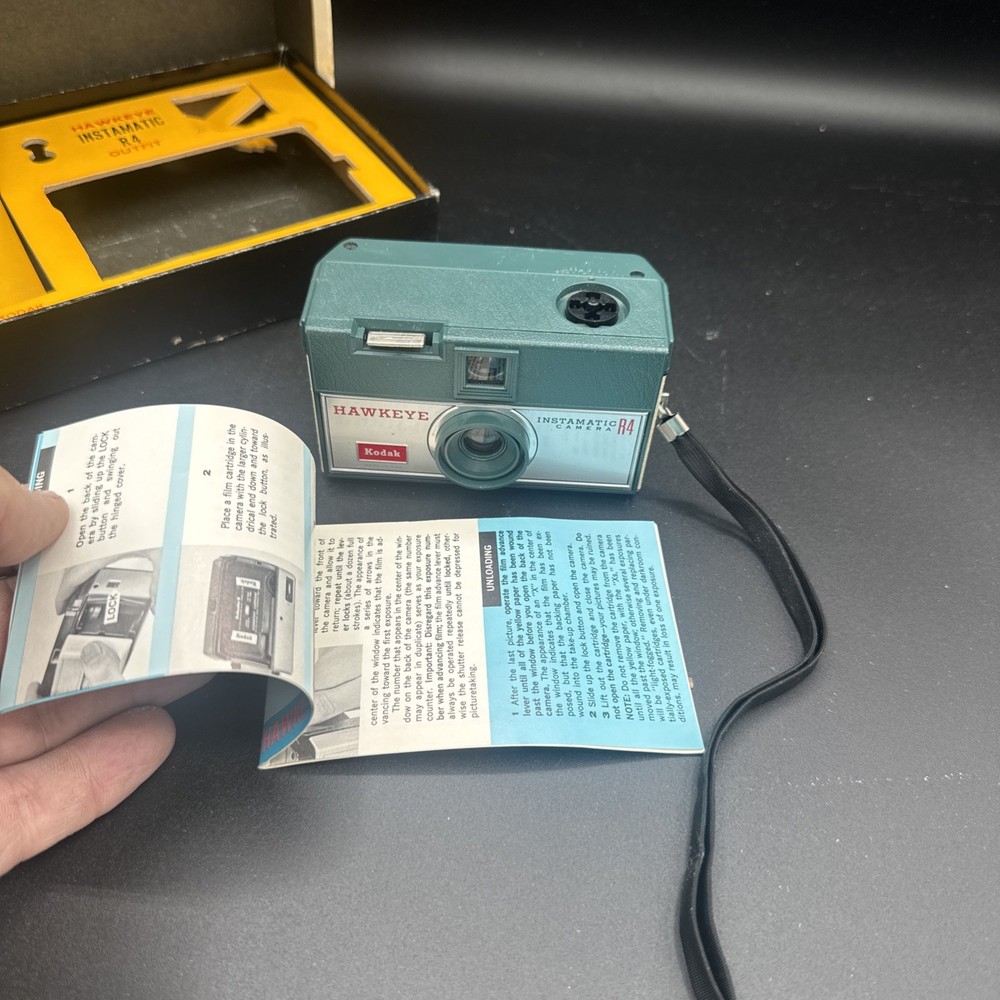 Kodak Hawkeye Instamatic R4 Camera Flash Model w/Original Box - UNTESTED (B3)