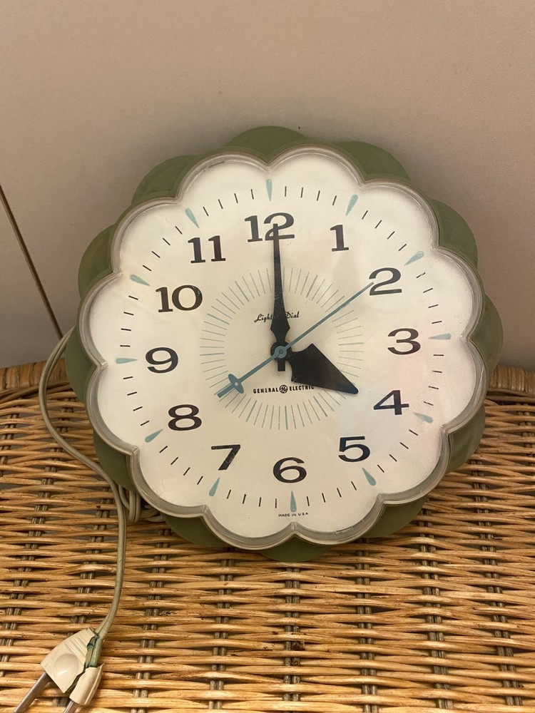 General Electric Lighted Dial MCM avocado Daisy Wall Clock work cracked plug