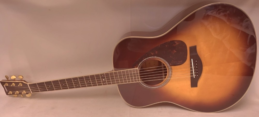 Yamaha LL6 Jumbo. Solid Engleman Spruce Top