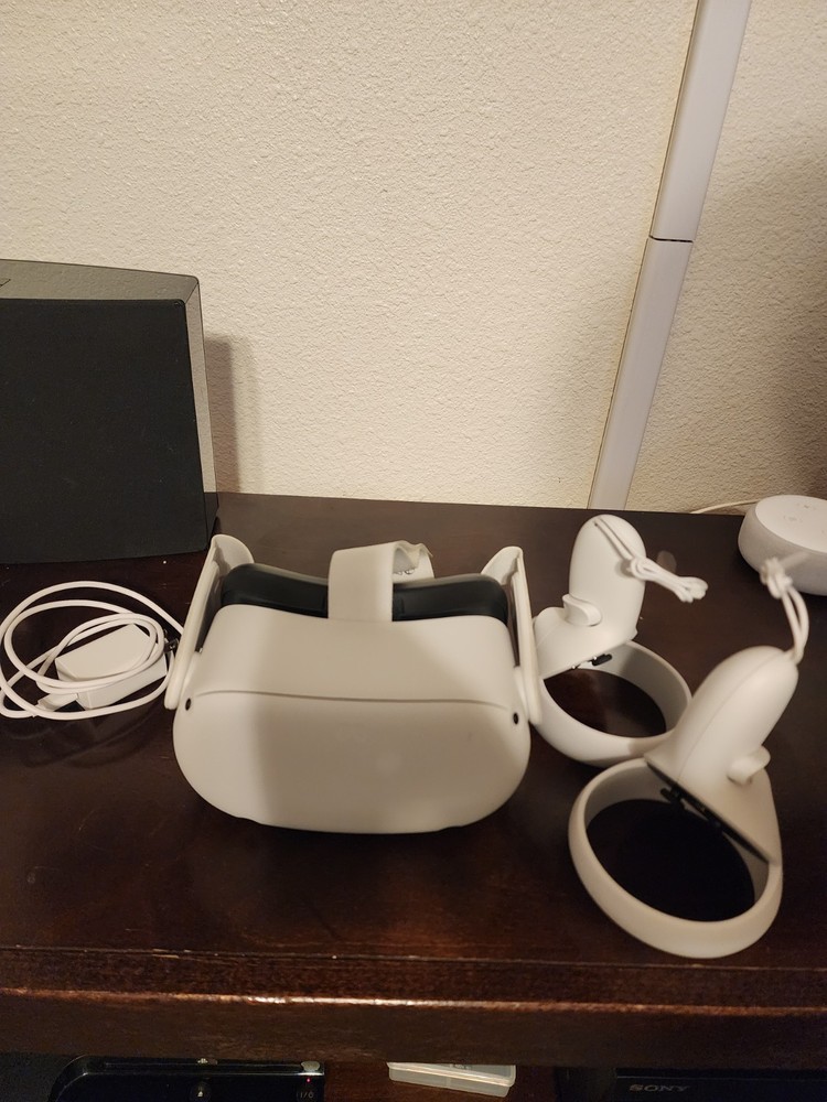 128GB  Meta Quest 2 VR Headset - w Controllers