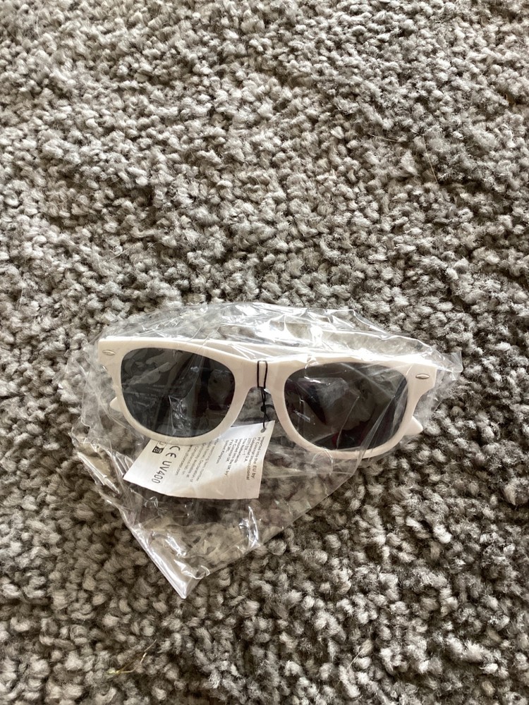 GT  WHITE SUN GLASSES