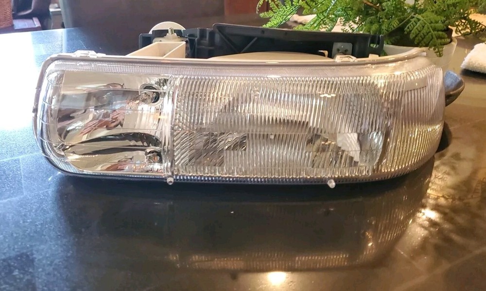Chevrolet Silverado 2000 -  Left Side  Headlight . CV10083-H