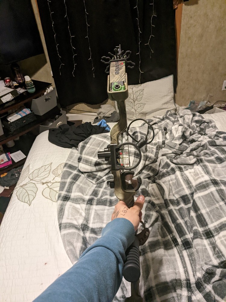 2010 BOWTECH SOLDIER RH 28/65 COMPOUND BOW EXCELLENT