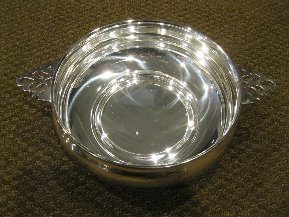 REED & BARTON SILVERPLATED 9 IN SERVING DISH WITH PYREX GLASS INSERT & SPOON