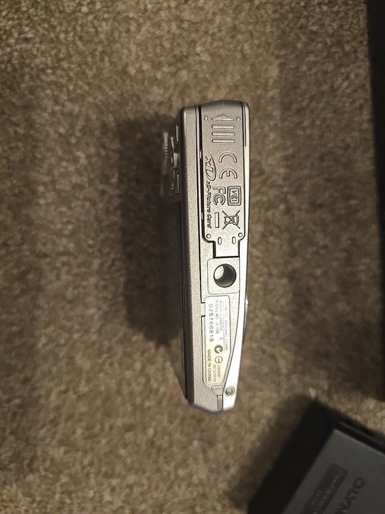 Olympus (mju) 700 digital camera NO BATTERY