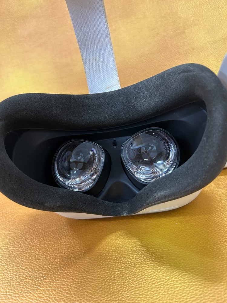 Great Condition Oculus Quest 2 With Controllers