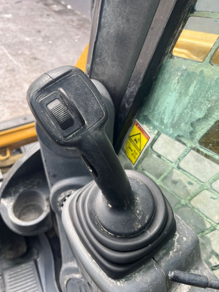 2015 Caterpillar 226D Enclosed Cab Skid Steer Loader