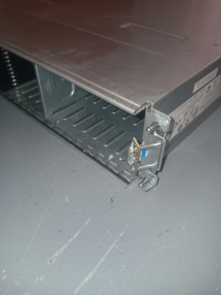 Hp P2000 G3 SAS MSA DC SFF Server Array W/24X 2.5(8 Caddies) No Drives Powers On