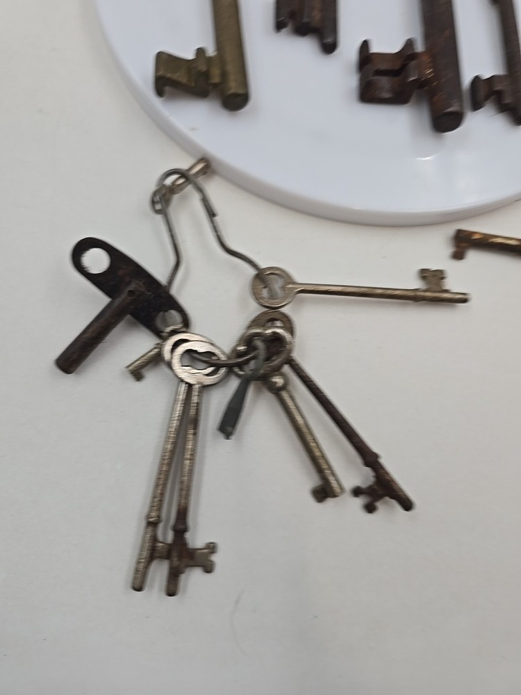 16 Skeleton Keys Various Styles And Sizes