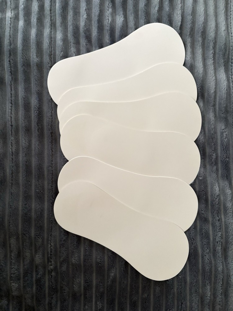 6 White cardboard sock forms