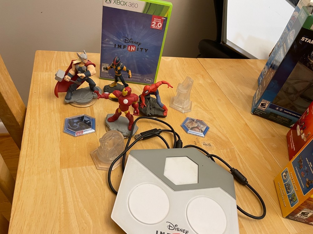 XBox 360 player with kinect sensor bar, 4 complete starter pack sets, PLUS