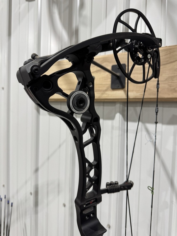 Bowtech CP28, RH, #70, 24.5"-30" DL, Black