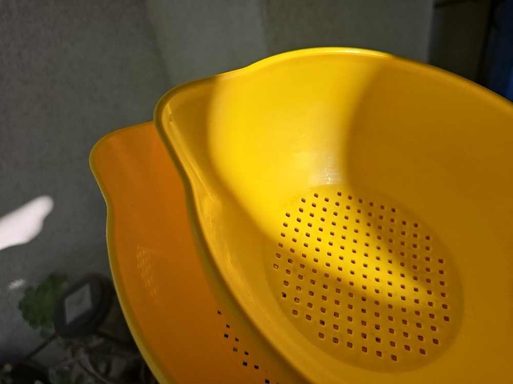 2pc Tupperware VTG 1200, 1523 1 & 2 Quart Colander Set Yellow SEE DESCRIPTION