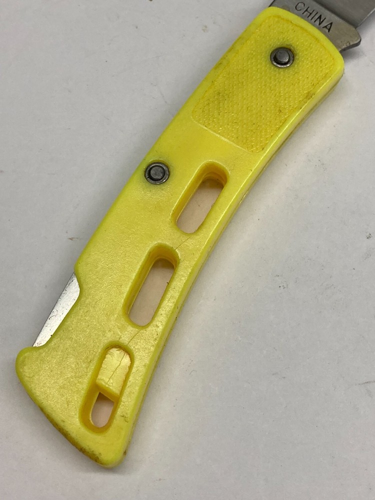 Jaquar Yellow Folding w/Plain Blade, Thumb groove, Lockback YK-680YE