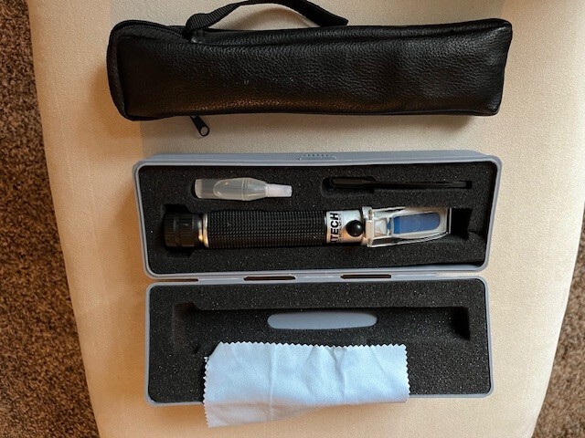 Extec RF-16 Refractometer with carry case