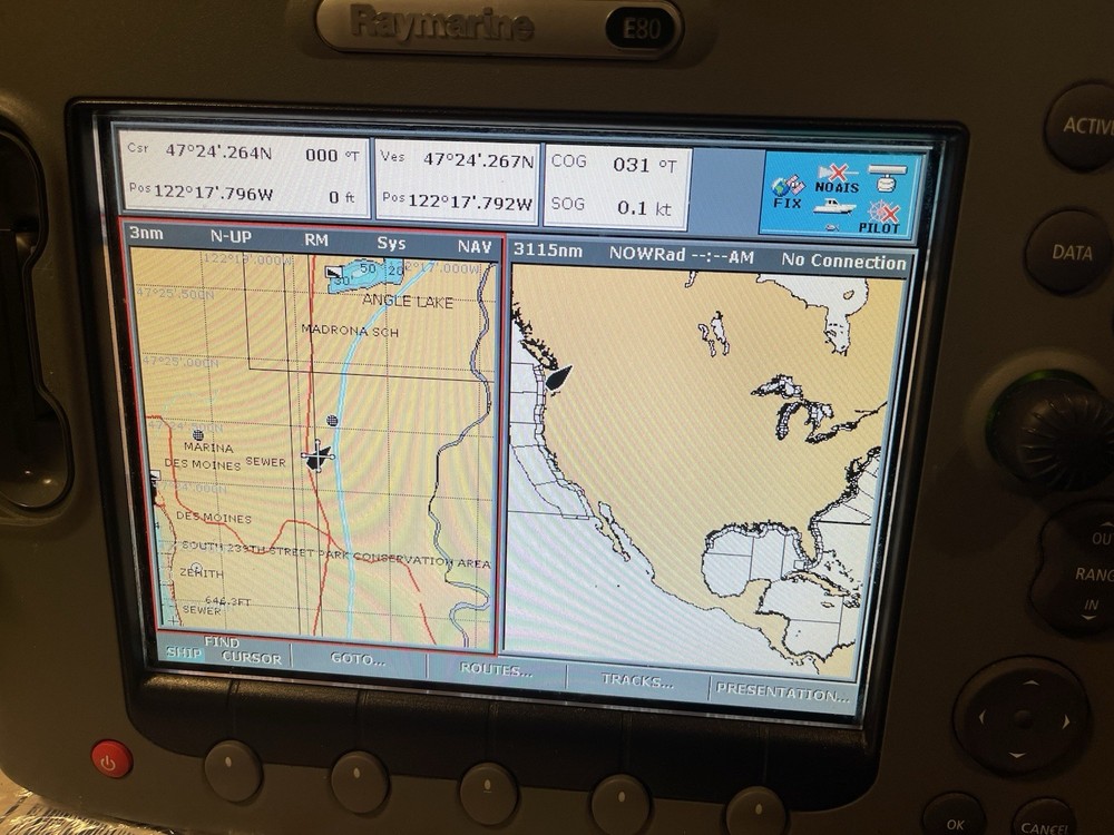 Raymarine E80 GPS/Chartplotter/MFD Great Condition with power cable and suncover