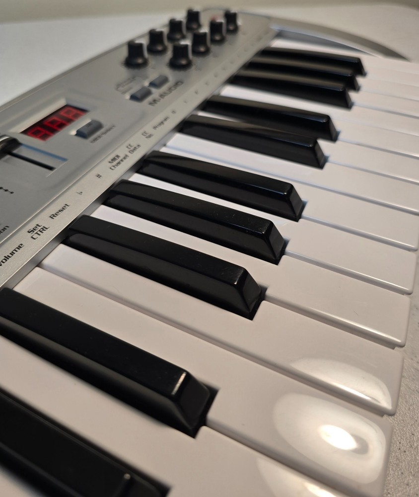 M-Audio Midiman Oxygen 8 25 key Controller MIDI - Keyboard Controller USB