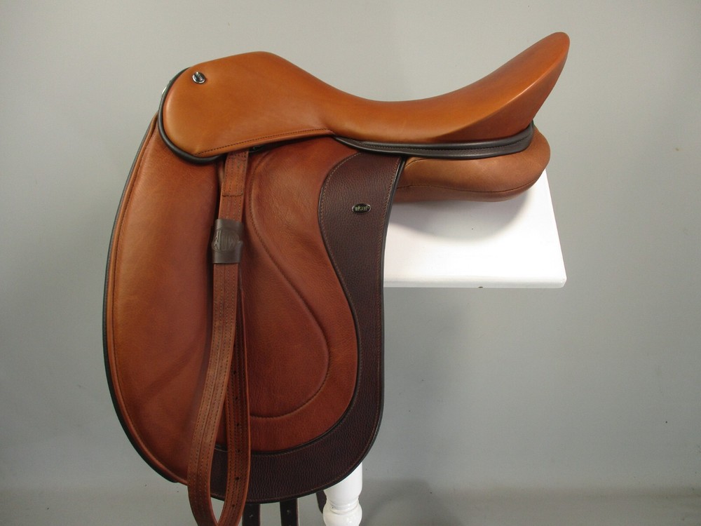 WOW Competitor Dressage Saddle Size 2/18" M