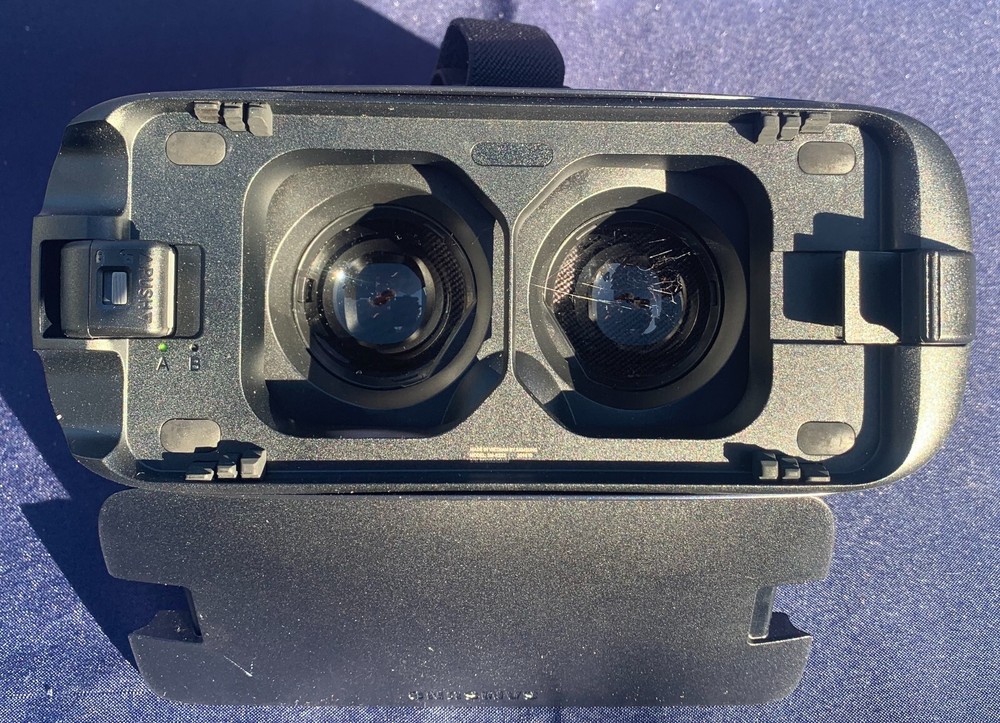 Samsung Gear VR OCULUS Virtual Reality Headset WITH Gear VR Controller