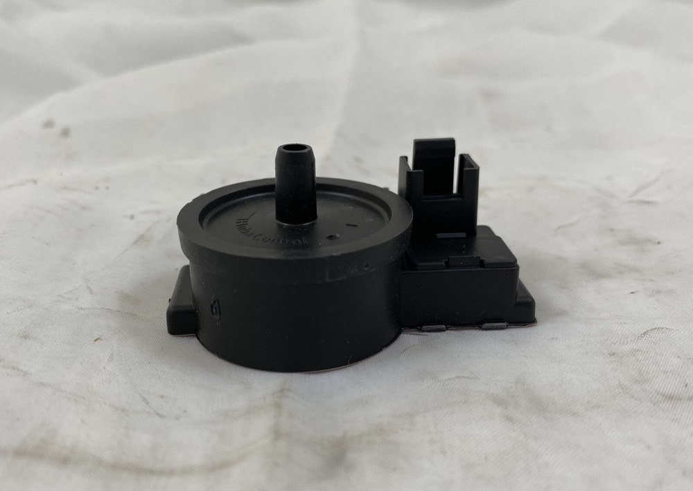 HOBART 775866-202 PRESSURE TRANSMITTER SWITCH, RED BACK, USED