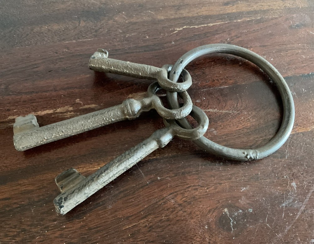 Fantastic Rustic Decorative Cast Iron Key Set