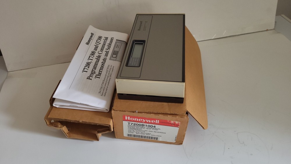 HOONEYWELL THERMOST PROGRAMABLE T7200B1004