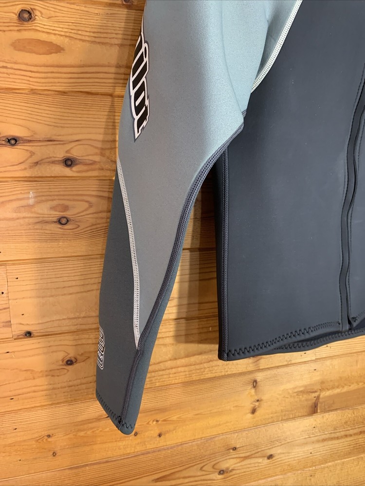 Jet Pilot Wetsuit Top Size Men’s Size Medium Black And Gray EUC