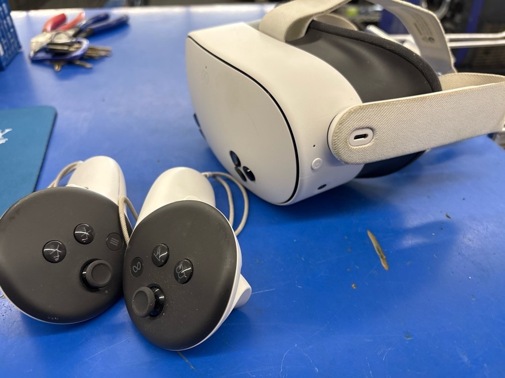 META QUEST 3S WITH CONTROLLERS (C26032283)