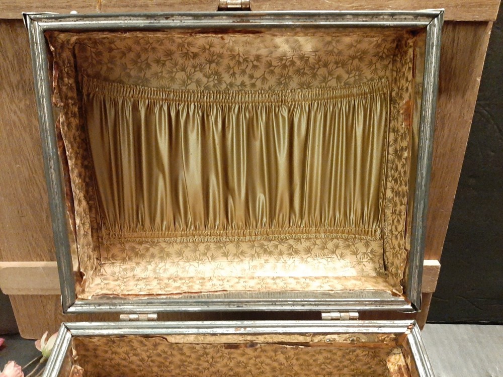 VINTAGE TAPESTRY SEWING CASE , SEWING BOX , SMALL TRAIN CASE