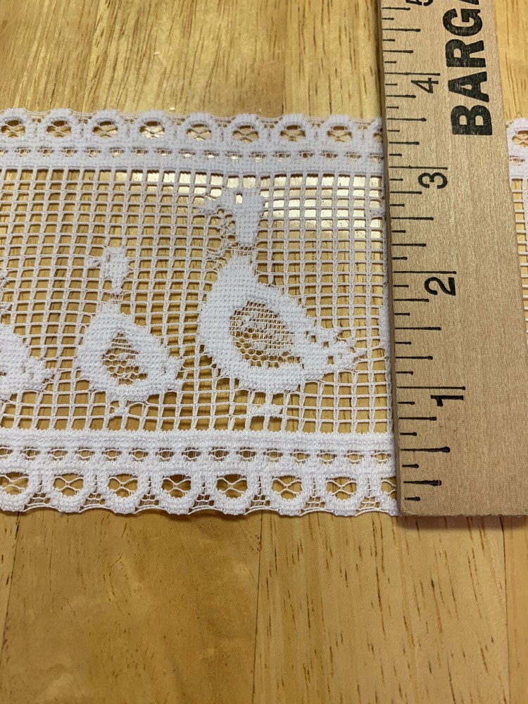 410- White Ducks Lace 3 1/2 inch--1yard
