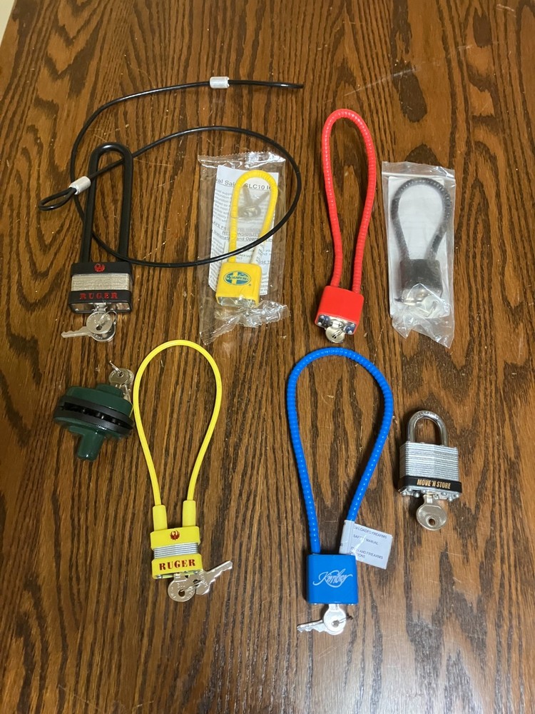 Gun ,locks, miscellaneous ect., 8,Gun Locks Lot
