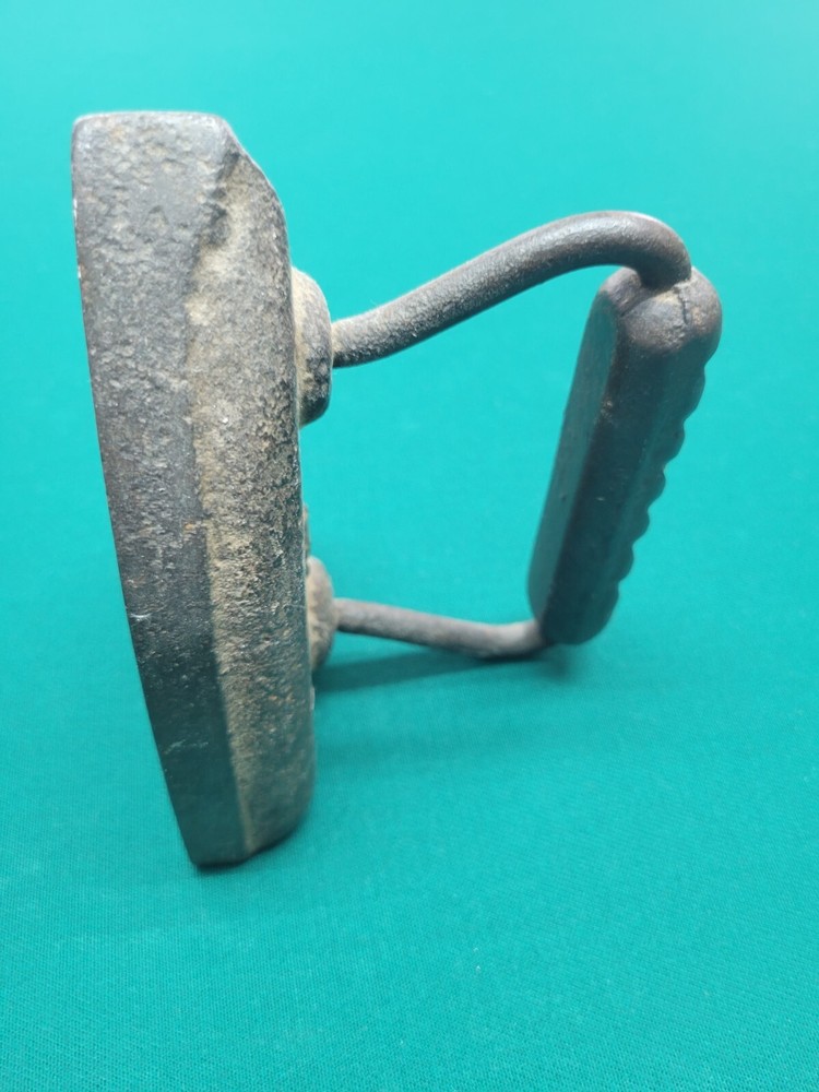 ANTIQUE CAST IRON SAD IRON #5