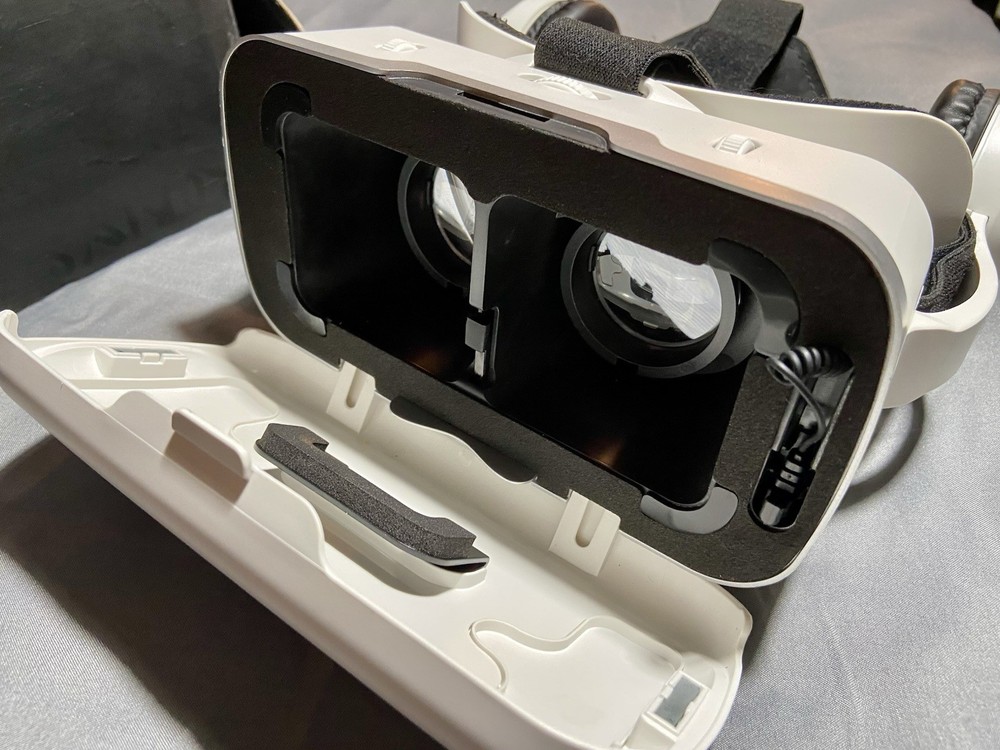 PRE-OWNED Hamilton Buhl Virtual Reality Glasses And Remote Control