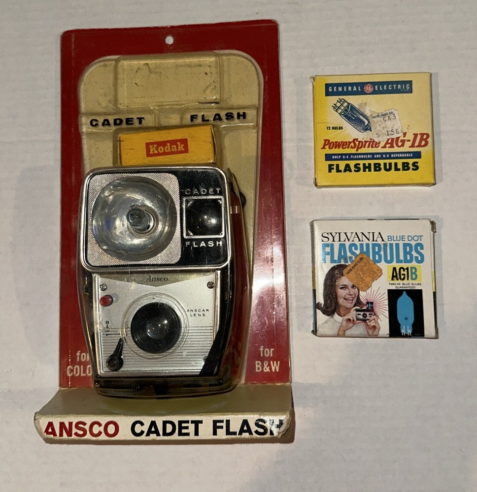 Vintage ANSCO CADET FLASH Camera (untested) & Sylvania/GE Flashbulbs
