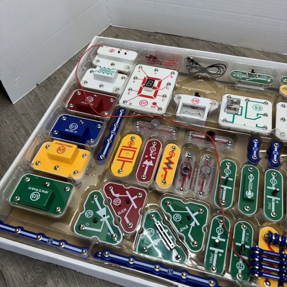 Elenco Electronics Snap Circuits Extreme 750 Experiments Kit Mostly Complete