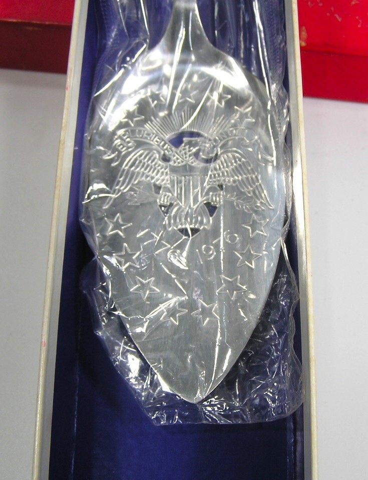 Oneida Commemorative Dessert Server #3725 Free Shipping
