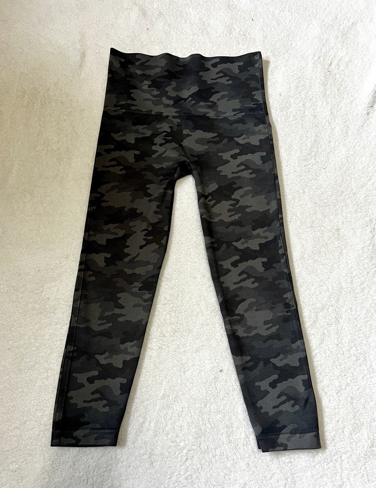 SPANX Seamless Camouflage Cropped Leggings - Large