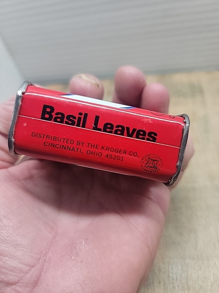 Kroger Basil LeavesSpice Tin / Can 1/2 Oz. Pre-Bar Code/ Empty /0426-agn1