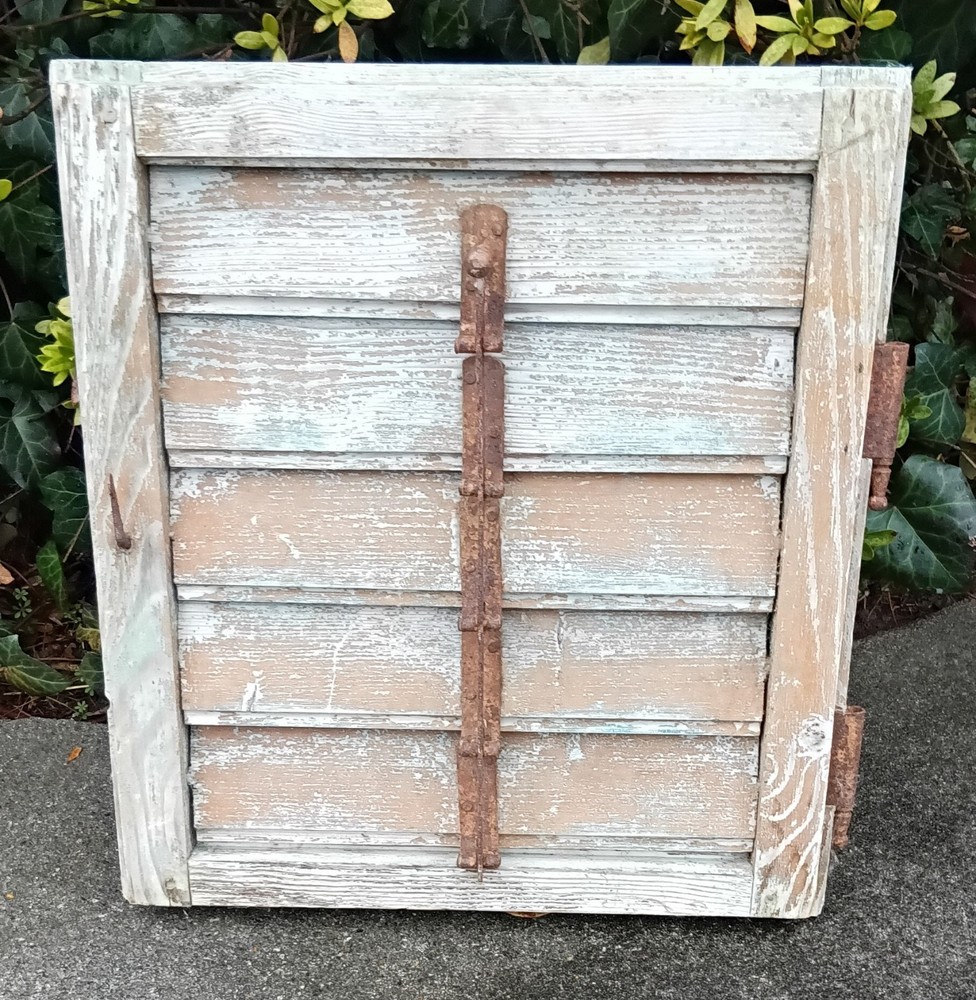 ANTIQUE WOOD SHUTTER