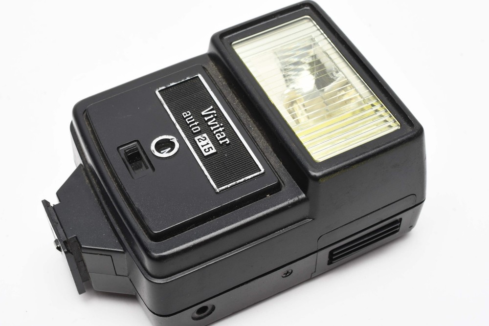Vivitar Auto 215 compact electronic flash, w/Sync cord, Tested