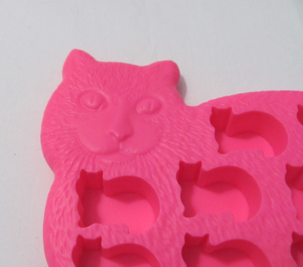 NWOT ICE CUBE TRAY - PINK CAT SHAPED ICE CUBE TRAY