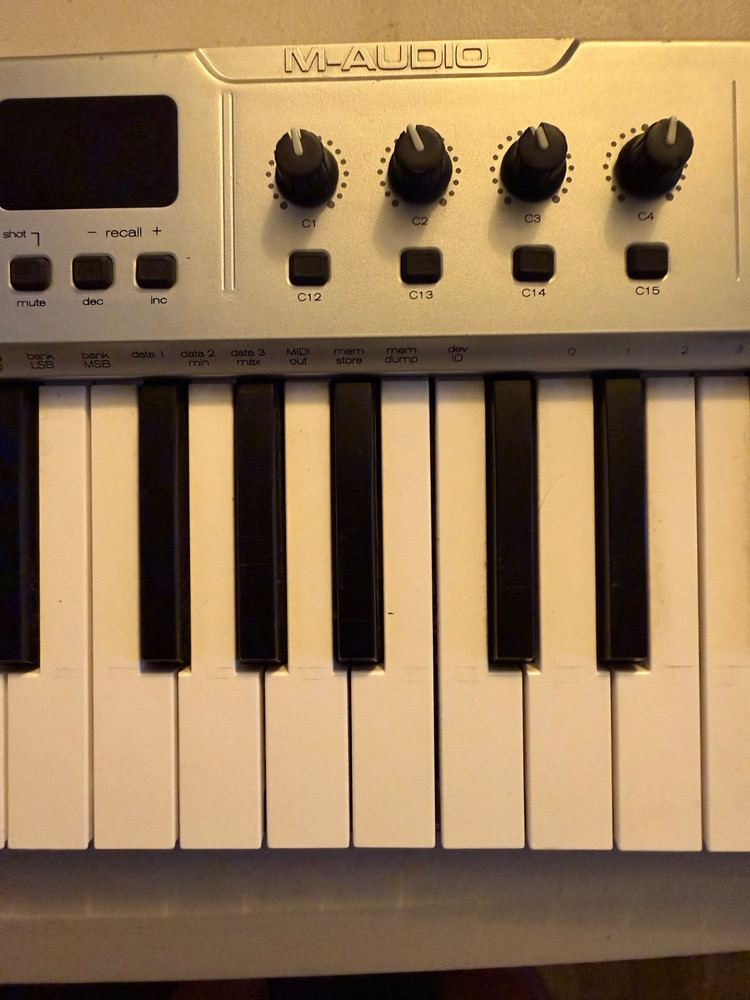 M-Audio O2 Keyboard USB MIDI Controller - Power Up Tested, No USB Cable