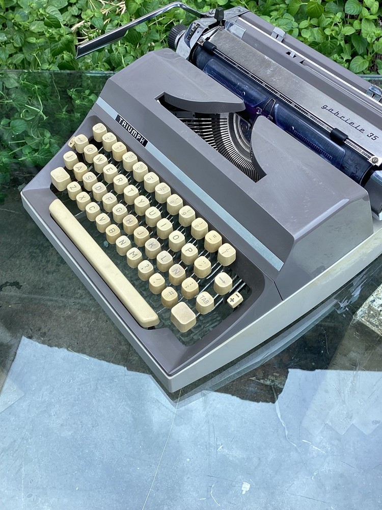 TRIUMPH GABRIELE 35 TYPEWRITER. CURSIVE TYPEFACE. GERMANY 1972